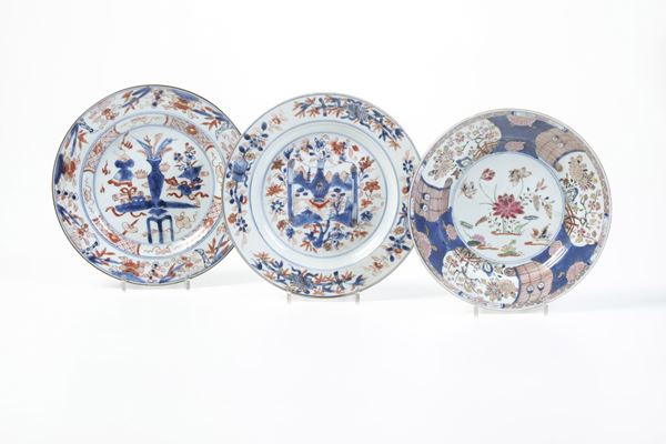 Lotto composto da tre piatti in porcellana Imari con decori floreali, Cina, Dinastia Qing, XIX secolo