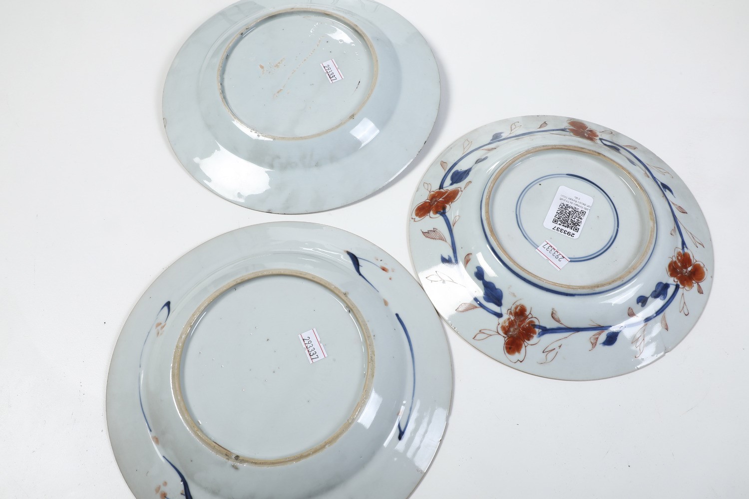 Lotto Composto da Tre Piatti in Porcellana Imari con Decori Floreali, Cina, Dinastia Qing, XIX Se...