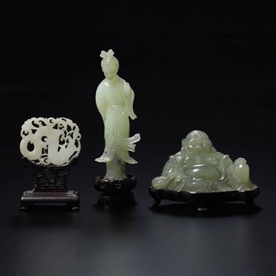 Cina, Dinastia Qing (XIX secolo), Lotto con due figure e una placca scolpite in giada