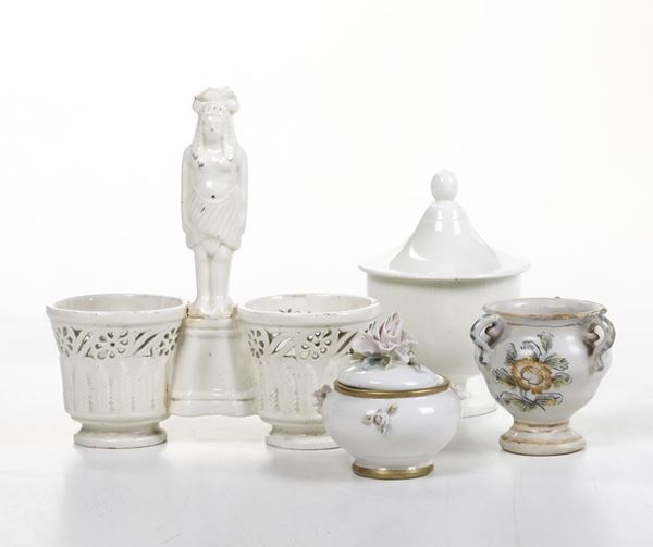 Una zuccheriera, un oliera, un vasetto, una bomboniera. XIX-XX secolo.