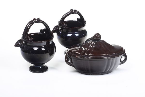 Coppia di versatoi e una zuppiera. Liguria (?), XIX secolo.