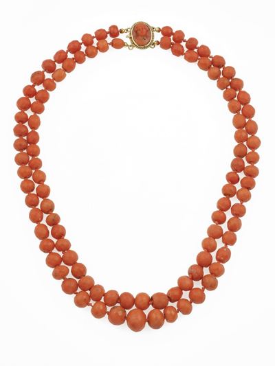 Collana a due fili di corallo mediterraneo con chiusura in oro giallo 750/1000 e cammeo