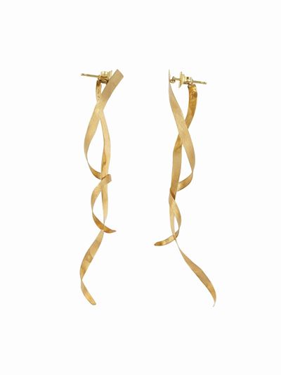 Fabio Cammarata, Orecchini “I nastri”, montatura in oro giallo 750/1000, chiusura a perno