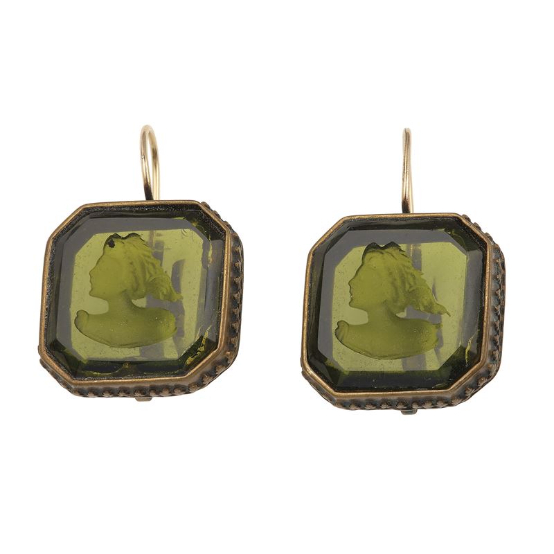 Pair of carved paste and low-karat earrings  - Auction Fine Jewels - Cambi Casa d'Aste