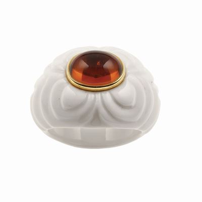 Bulgari, Anello “Chandra” con quarzo citrino in montatura in ceramica e oro giallo 750/1000