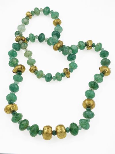 Collana con perle di berillo verdi e wax gold, cm 121,0 (priva di fermagli)