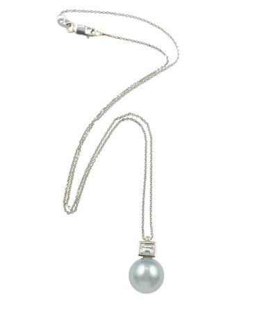 Collana con perla grigia e diamante, montatura in oro bianco 750/1000