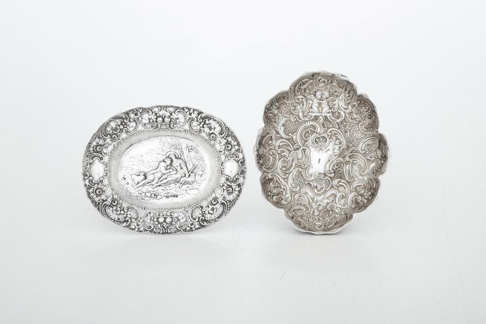 Insieme di Vaso, Birmingham 1906, Marchio Dell'argentiere Consunto e Due Vassoietti Diversi, Ingh...