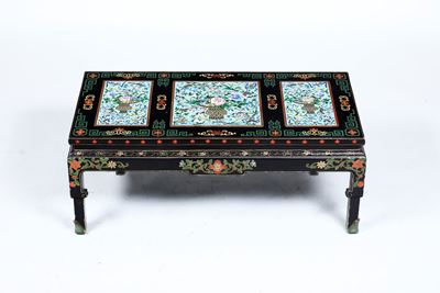 Tavolo in Legno Laccato con Inserti in Cloisonnè a Decoro Naturalistico, Cina, XX Secolo