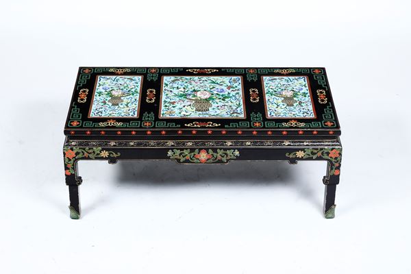 Tavolo in legno laccato con inserti in cloisonnè a decoro  naturalistico, Cina, XX secolo