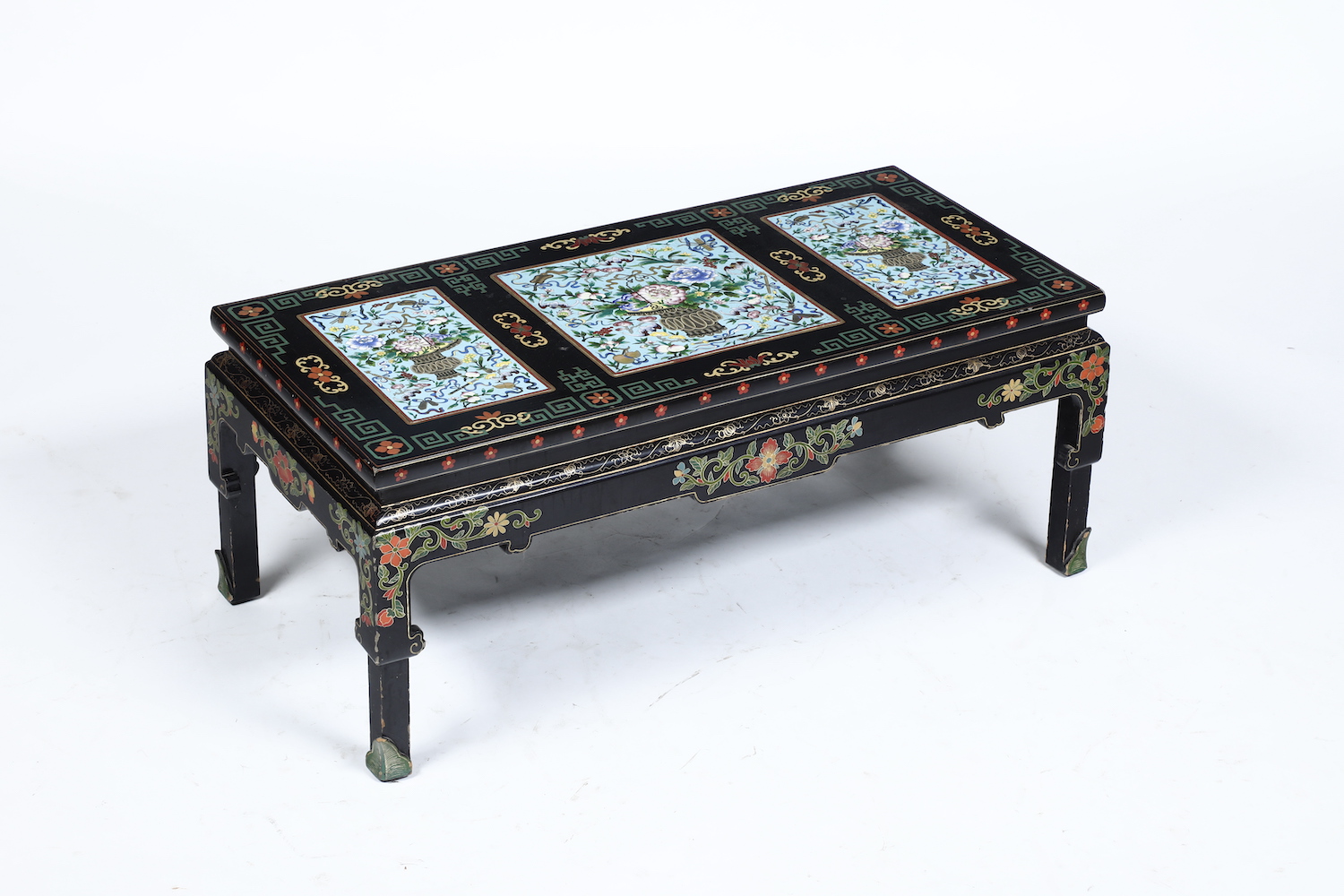 Tavolo in Legno Laccato con Inserti in Cloisonnè a Decoro Naturalistico, Cina, XX Secolo
