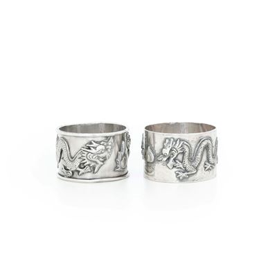 Coppia di Portatovaglioli in Argento con Decoro di Draghi, Cina, XX Secolo