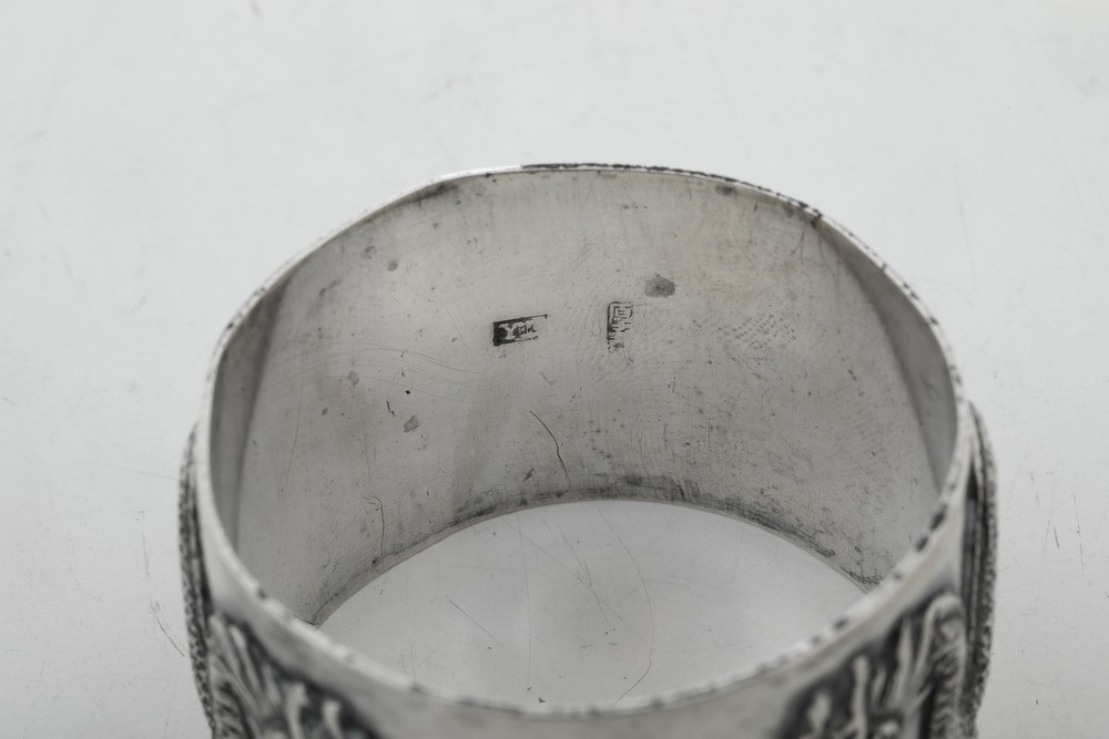 Coppia di Portatovaglioli in Argento con Decoro di Draghi, Cina, XX Secolo