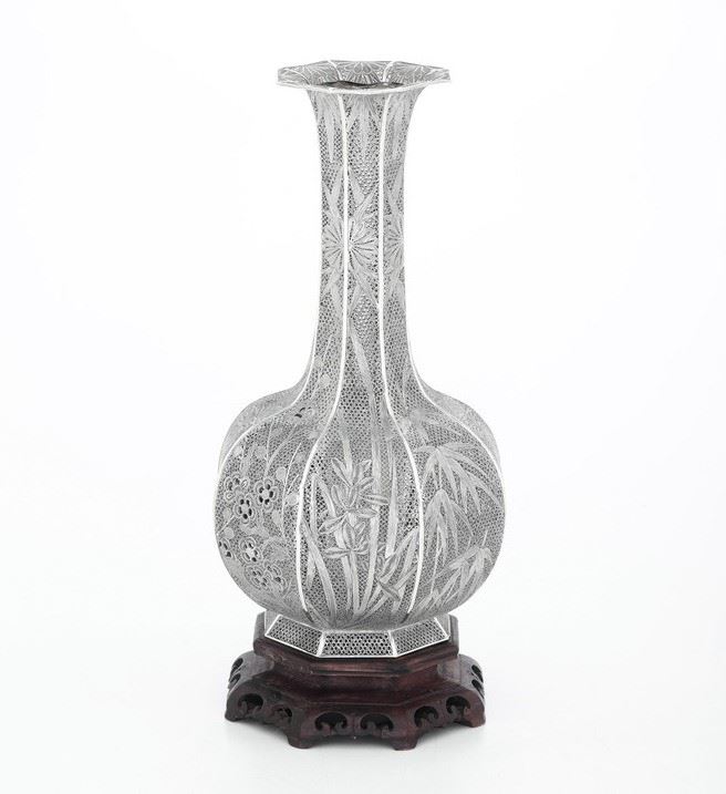 Vaso a bottiglia in filigrana d’argento, Cina, Dinastia Qing, XIX secolo  - Auction Orietal Art - Cambi Casa d'Aste