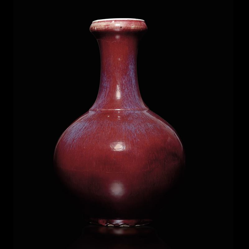 Vaso a bottiglia in porcellana sangue di bue, Cina, Dinastia Qing, XIX secolo  - Asta Fine Chinese Works of Art - Cambi Casa d'Aste