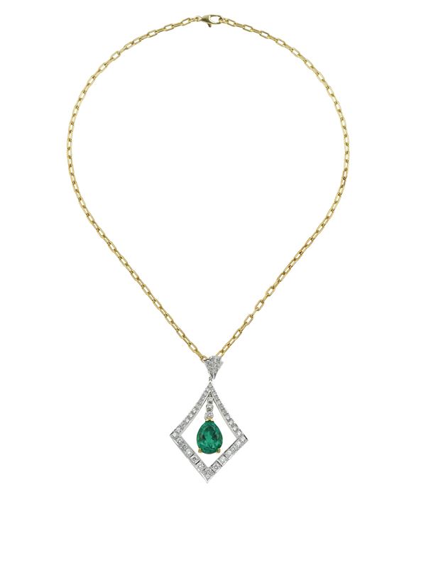 Girocollo con pendente con smeraldo Colombia di ct 6.49 circa e diamanti