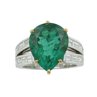 Anello con smeraldo colombiano (ct 5,46 ca.) e diamanti, oro 750/1000