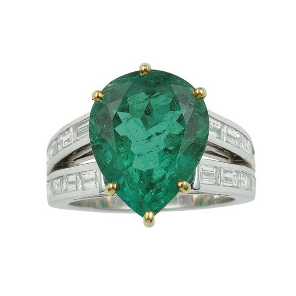 Anello con smeraldo Colombia di ct 5.46 circa e diamanti