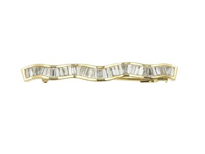 Spilla in oro giallo 750/1000 con diamanti taglio baguette e “tepper”, gr. 5,3