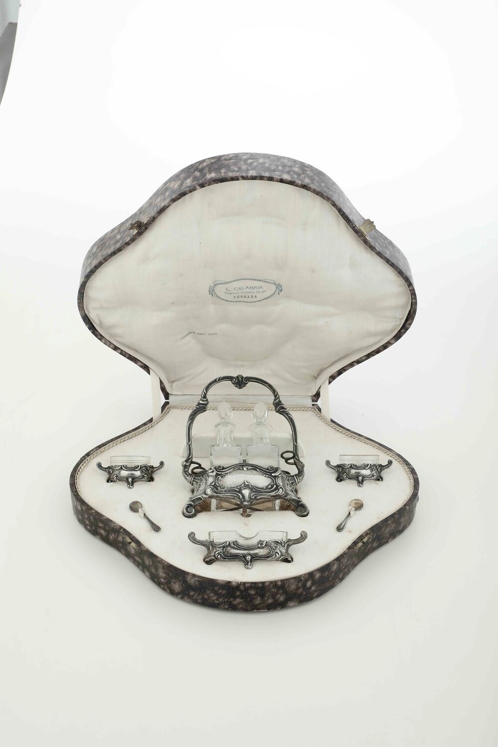 Set da Tavola con Oliera, Due Saliere, Porta Stuzzicadenti. Argenteria Italiana della Prima Metà ...