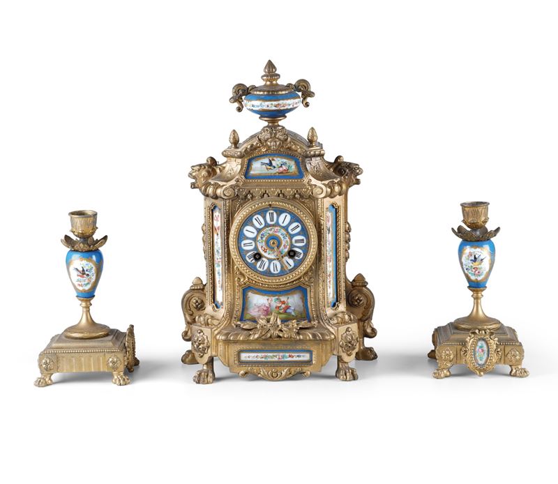 Trittico da camino in metallo dorato e placchette dipinte. Francia XIX secolo  - Auction Pendulum and clocks - Cambi Casa d'Aste