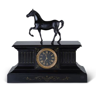 Pendola in Marmo Nero del Belgio Sormontata da Cavallino. Francia Fine XIX Secolo, Inizio XX