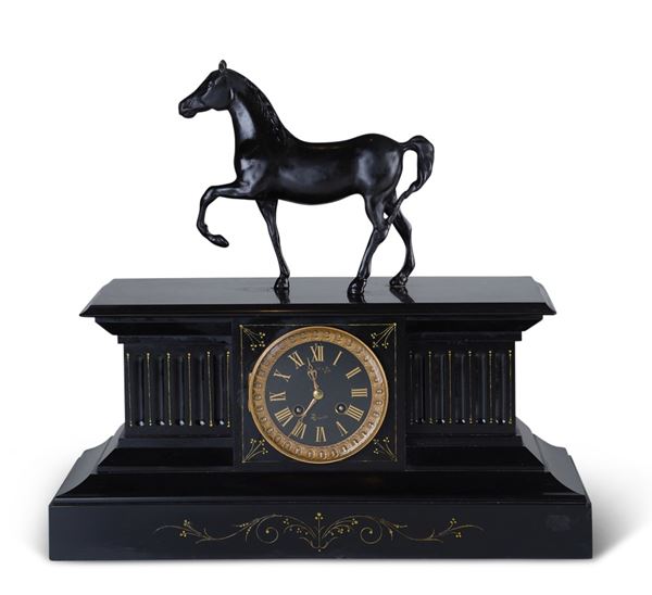 Pendola in marmo nero del Belgio sormontata da cavallino. Francia fine XIX secolo, inizio XX
