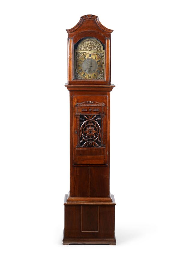 Antico orologio a torre con cassa intagliata