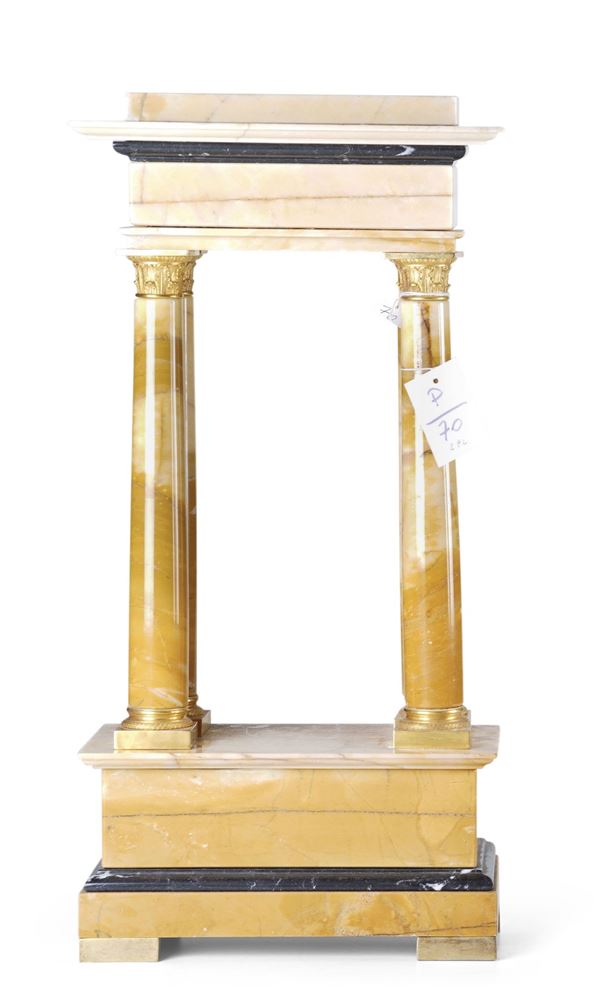 Bella cassa a portico in marmo rosa con capitelli in bronzo dorato e guarnizione completa di bronzi dorati per altra pendola dello stesso tipo