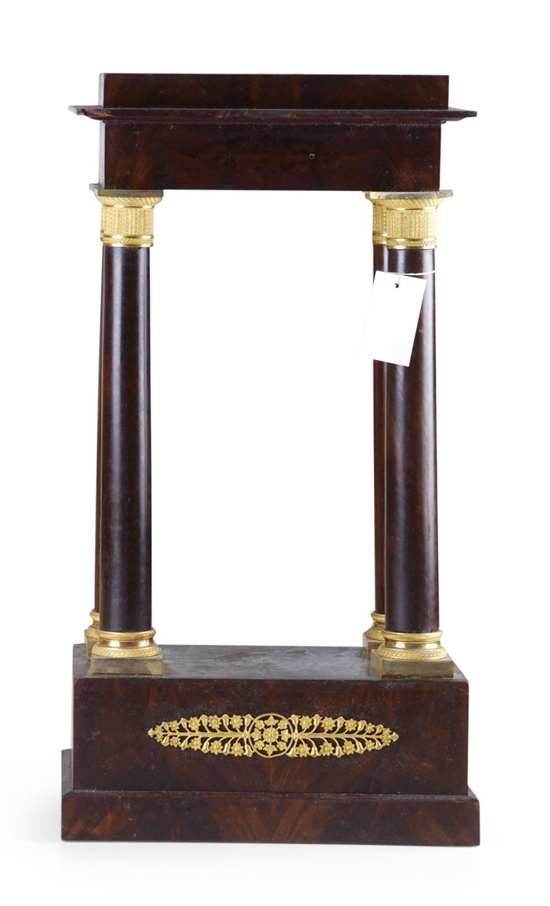 Cassa a portico in piuma di mogano con capitelli e fregi dorati. Francia XIX secolo  - Auction Pendulum and clocks - Cambi Casa d'Aste