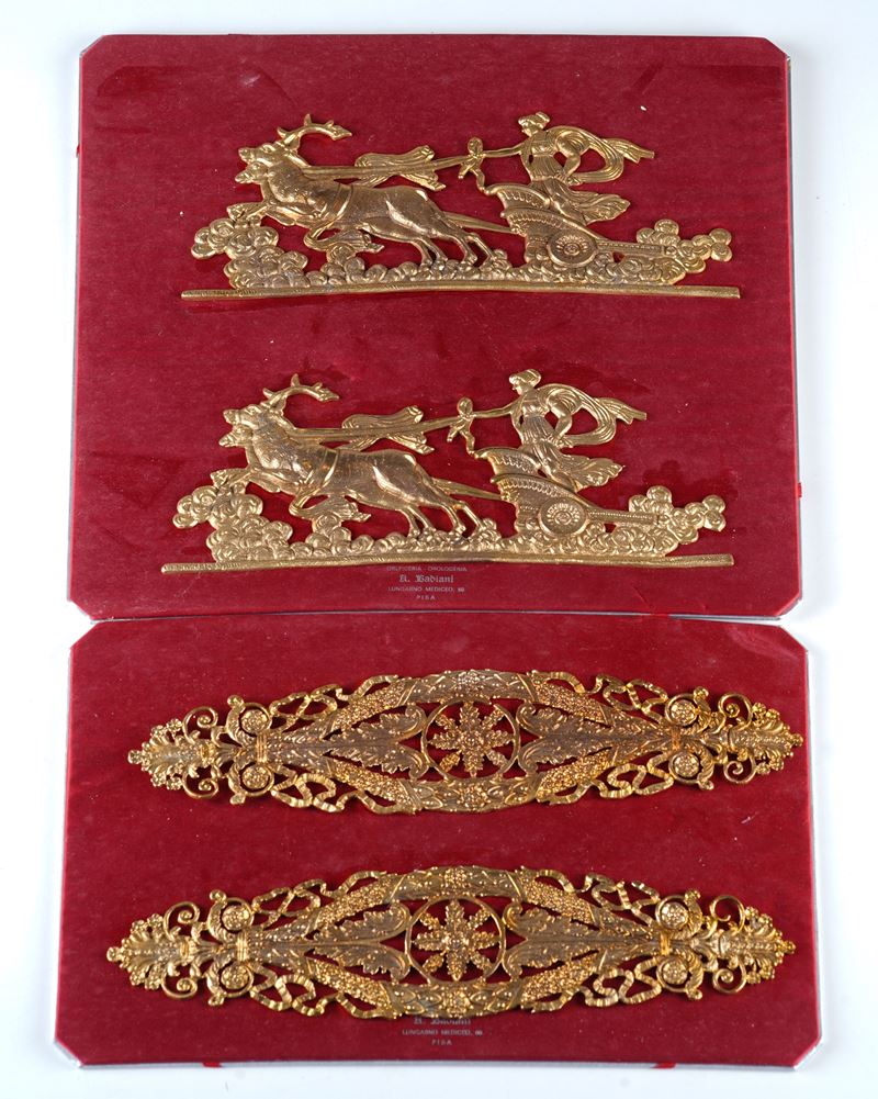 4 fregi in bronzo dorato (due raffiguranti biga guidata da una dea )  - Auction Pendulum and clocks - Cambi Casa d'Aste