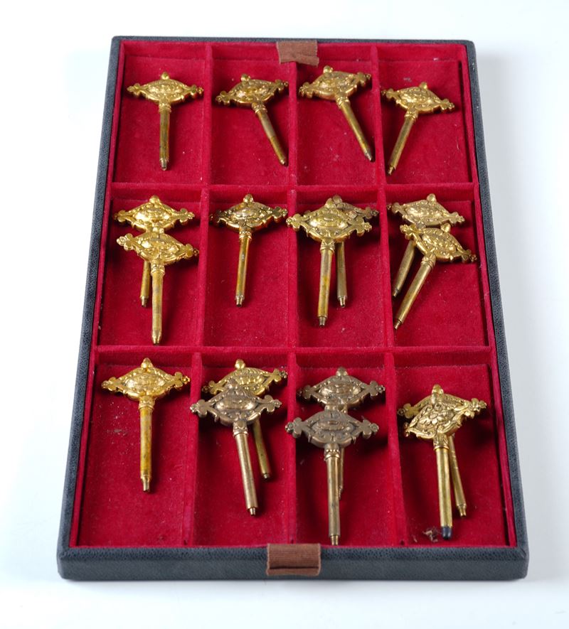 Vassoio con 18 fregi dorati  - Auction Pendulum and clocks - Cambi Casa d'Aste