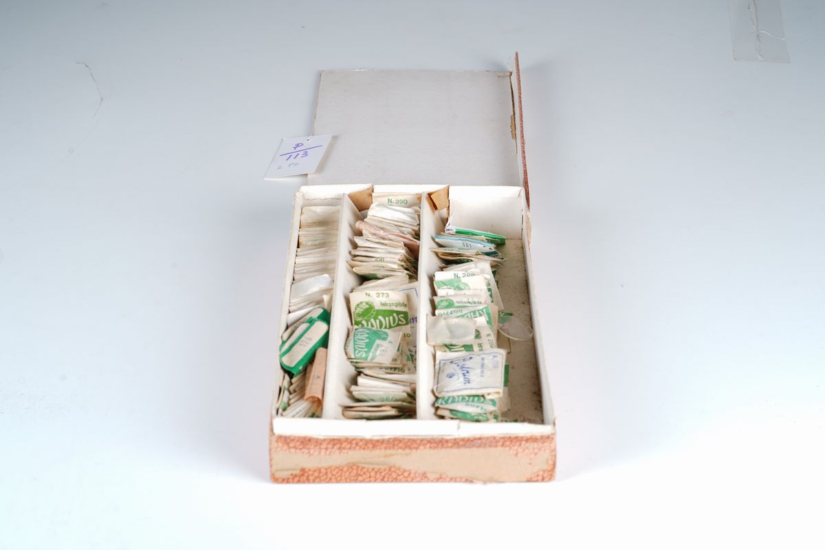 Cassettiera con Centinaia di Vetri e Apparecchiatura per Montarli