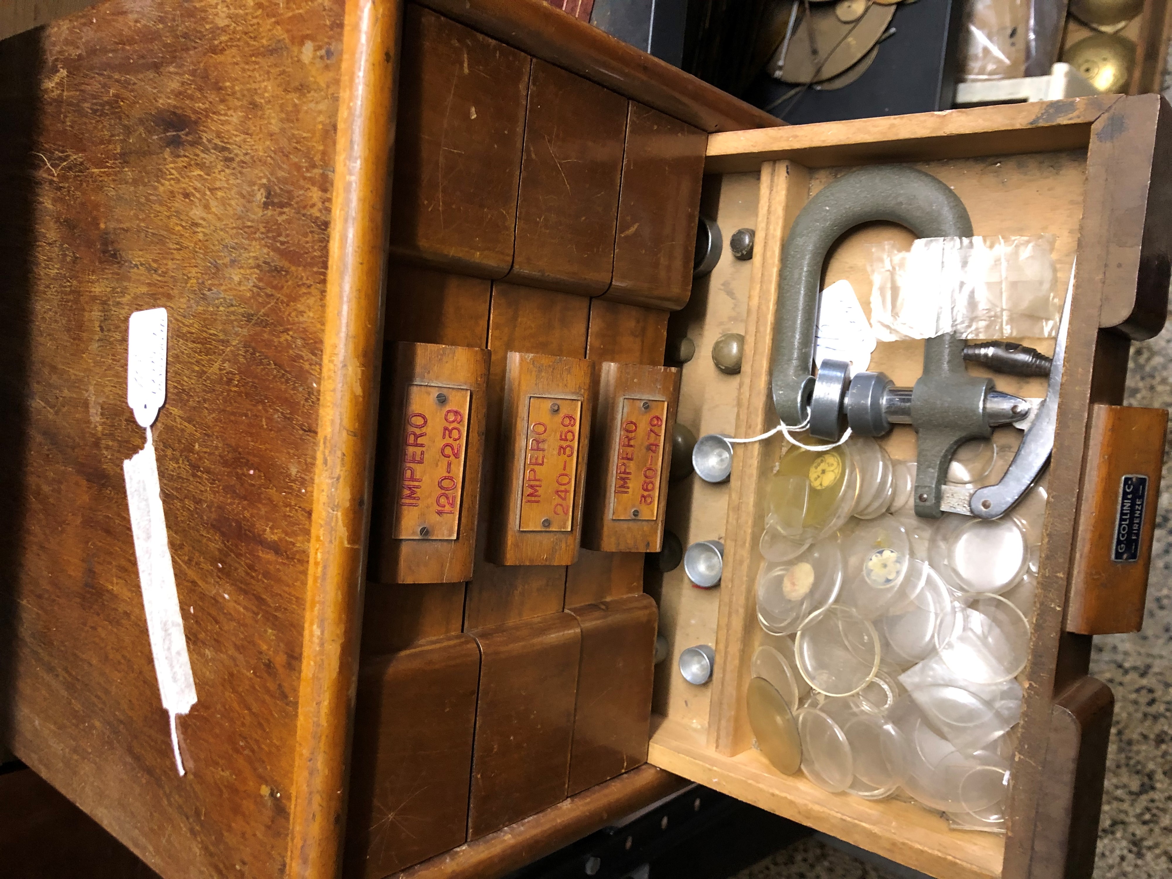 Cassettiera con Centinaia di Vetri e Apparecchiatura per Montarli