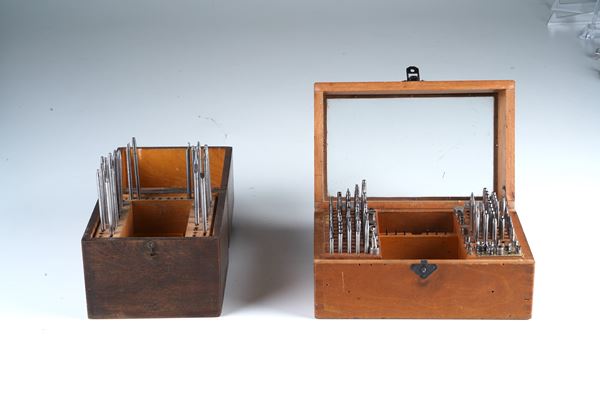 Due scatole in legno contenenti “punzoni”