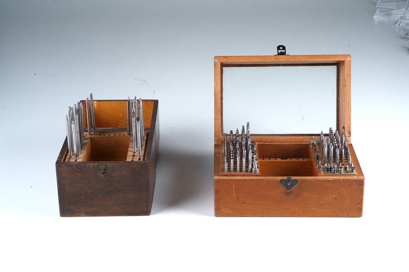 Due scatole in legno contenenti “punzoni”  - Asta Pendole e orologi  - Cambi Casa d'Aste