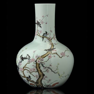 Grande Vaso in Porcellana con Decoro di Uccellini nello Stile di Falangcai tra Rami di Ciliegio i...