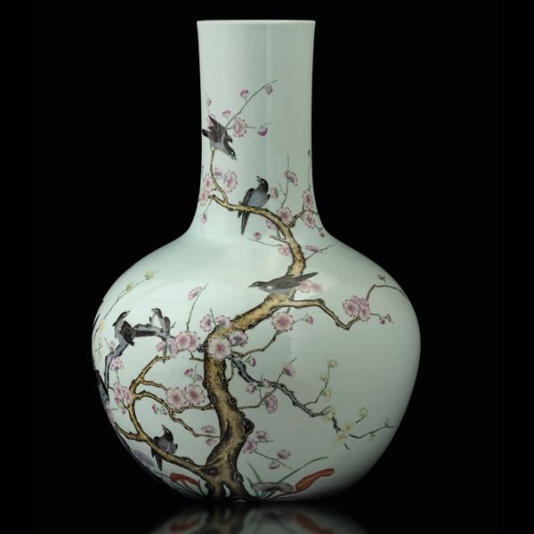 Grande vaso in porcellana con decoro di uccellini nello stile di falangcai tra rami di ciliegio in fiore,  [..]