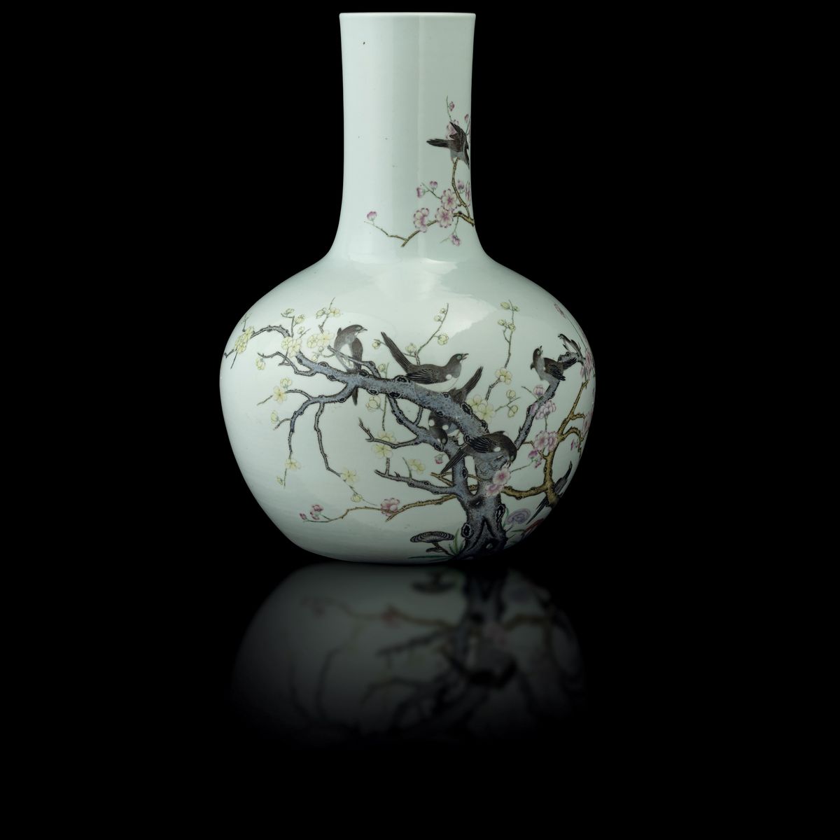 Grande Vaso in Porcellana con Decoro di Uccellini nello Stile di Falangcai tra Rami di Ciliegio i...