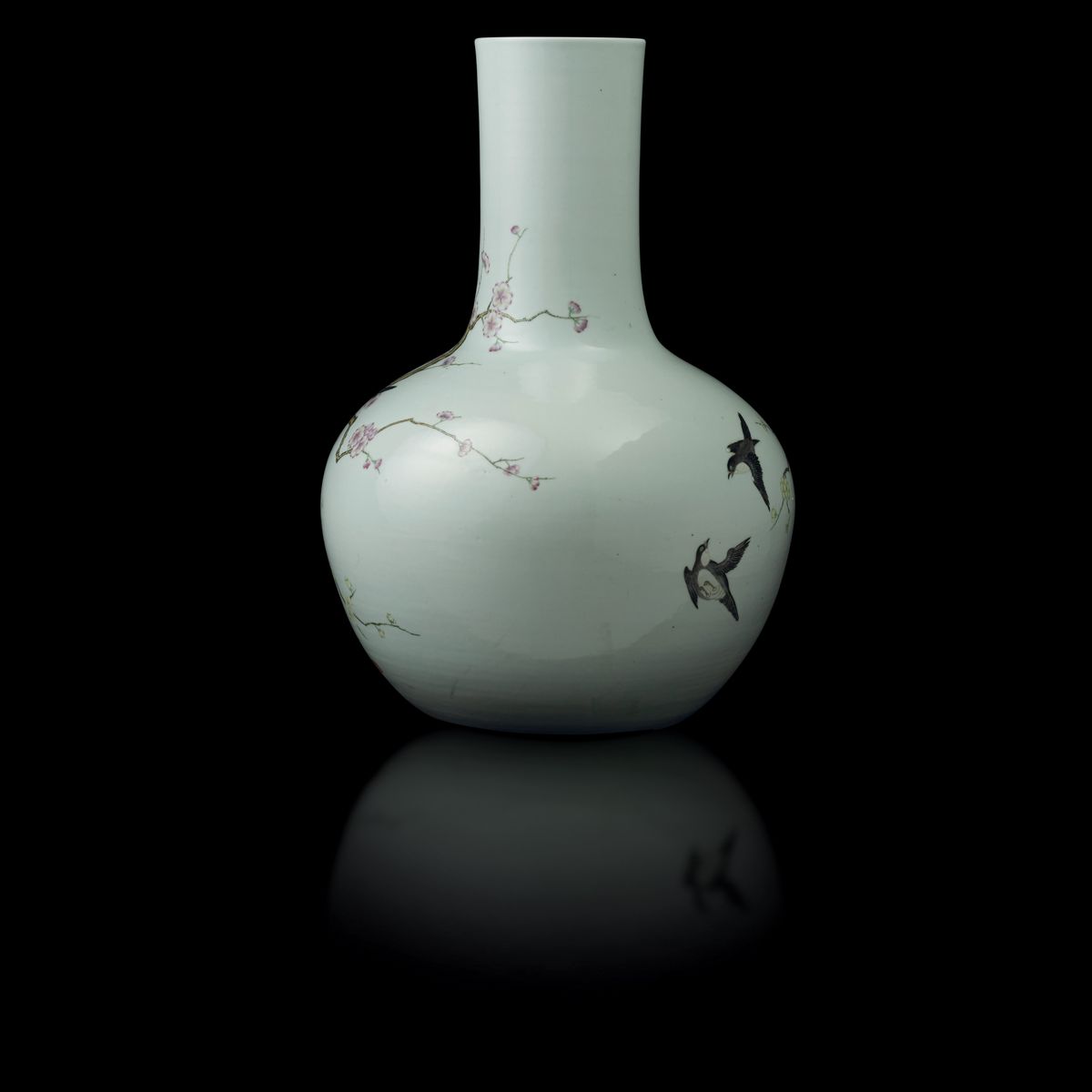 Grande Vaso in Porcellana con Decoro di Uccellini nello Stile di Falangcai tra Rami di Ciliegio i...