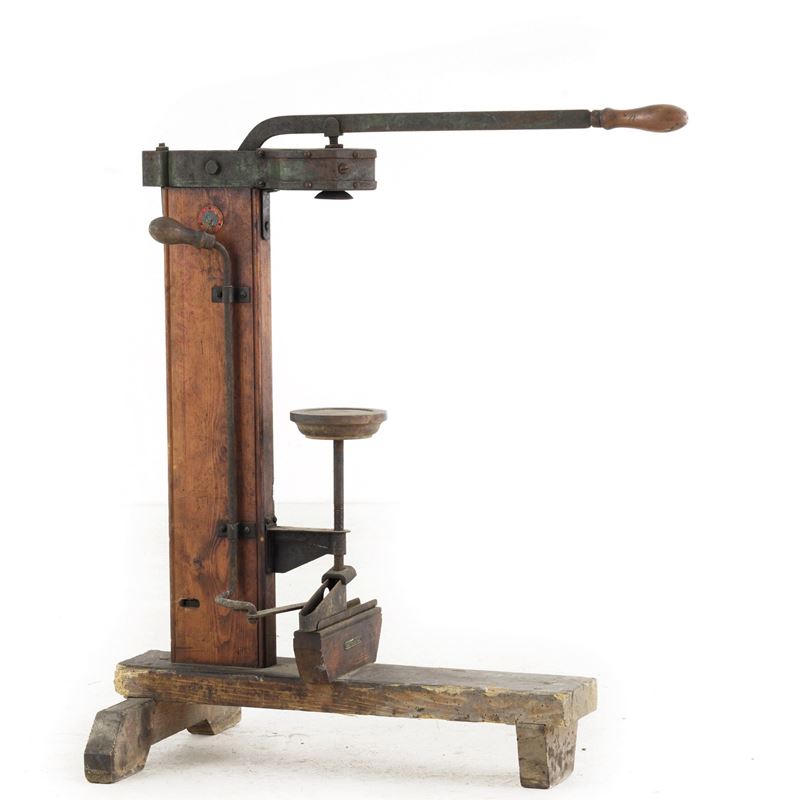 Tappabottiglie in legno e metallo  - Auction Antique - Cambi Casa d'Aste