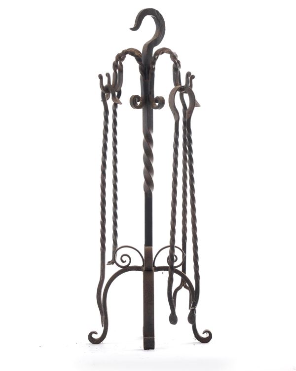 Attrezzi da camino in ferro battuto con decoro torchon