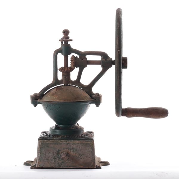 Macinino in ferro. Prima metà del XX secolo