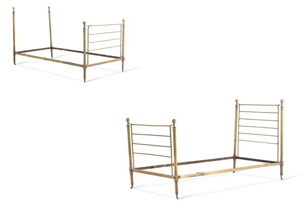 Coppia di letti in ottone con testiera e pediera traforati. XX secolo