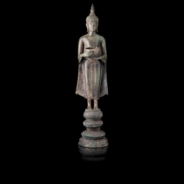 Grande figura stante di Buddha in bronzo, Thailandia, Dinastia di Thonburi (1768-1782)
