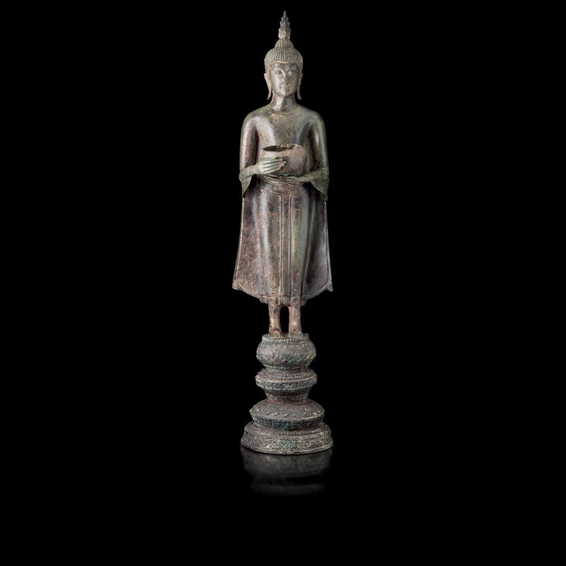 Grande figura stante di Buddha in bronzo, Thailandia, Dinastia di Thonburi (1768-1782)  - Asta Fine Chinese Works of Art - Cambi Casa d'Aste