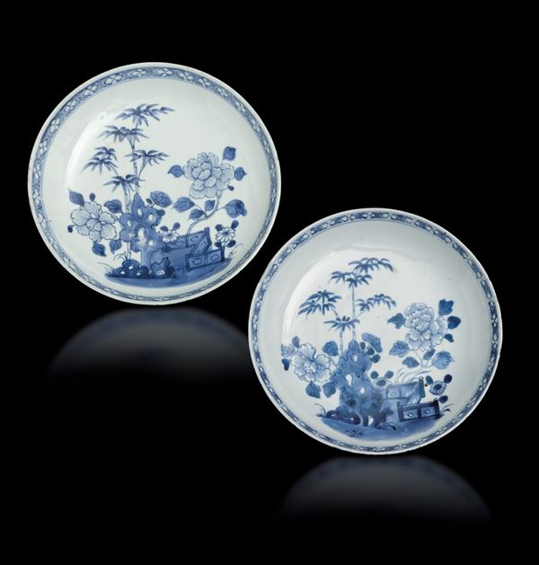 Tre piatti in porcellana bianca e blu con decori floreali, Cina, Dinastia Qing, epoca Qianlong, XVIII secolo