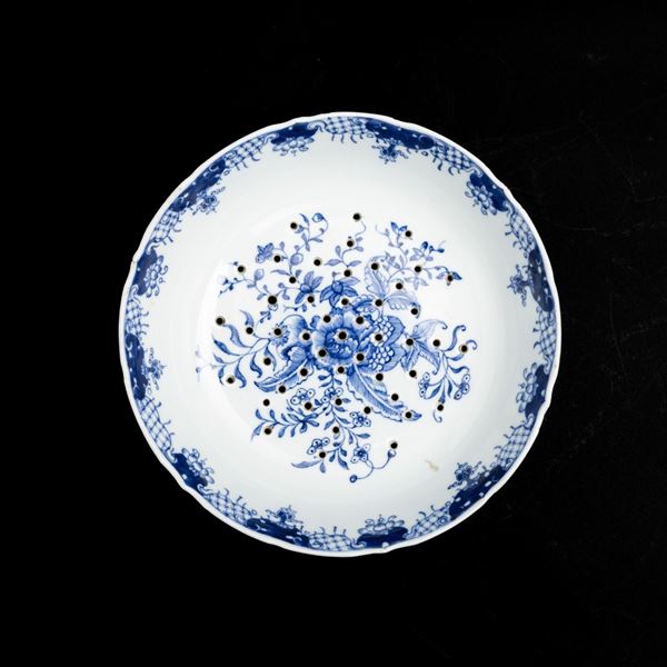 Piatto in porcellana bianca e blu traforato con decoro floreale, Cina, Dinastia Qing, epoca Qianlong (1736-1796)