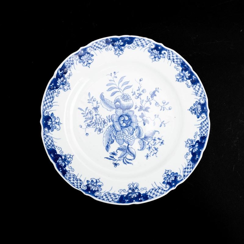 Piatto in porcellana bianca e blu con decoro floreale, Cina, Dinastia Qing, epoca Qianlong (1736-1796)  - Asta Arte Orientale - Cambi Casa d'Aste