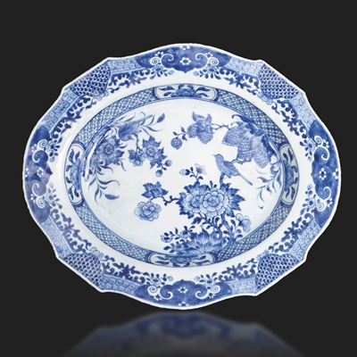 Piatto Sagomato in Porcellana Bianca e Blu con Decori Floreali, Cina, Dinastia Qing, Epoca Qianlo...